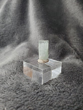 Charger l'image dans la galerie, Aigue Marine (inclusions de Tourmaline noire) Pakistan pierre de collection