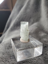 Charger l'image dans la galerie, Aigue Marine (inclusions de Tourmaline noire) Pakistan pierre de collection