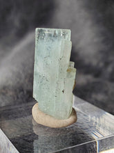 Charger l'image dans la galerie, Aigue Marine (inclusions de Tourmaline noire) Pakistan pierre de collection