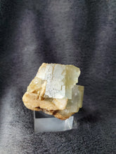 Charger l'image dans la galerie, Fluorite zonée de La Barre France pierre de collection