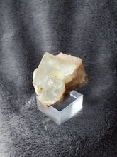 Charger l'image dans la galerie, Fluorite zonée de La Barre France pierre de collection