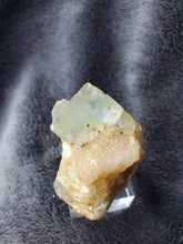 Charger l'image dans la galerie, Fluorite zonée de La Barre France pierre de collection