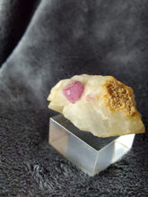 Charger l'image dans la galerie, Spinelle sur Calcite d'Afghanistan pierre de collection