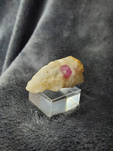 Charger l'image dans la galerie, Spinelle sur Calcite d'Afghanistan pierre de collection