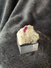 Charger l'image dans la galerie, Rubis sur Calcite avec un peu de Pyrite d'Afghanistan pierre de collection