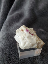 Charger l'image dans la galerie, Rubis sur Calcite avec un peu de Pyrite d'Afghanistan pierre de collection