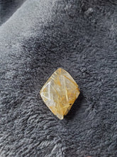 Charger l'image dans la galerie, Quartz à inclusions de Rutile et d'Hématite du Brésil cabochon