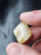 Charger l'image dans la galerie, Quartz à inclusions de Rutile et d'Hématite du Brésil cabochon