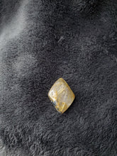 Charger l'image dans la galerie, Quartz à inclusions de Rutile et d'Hématite du Brésil cabochon