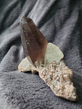 Charger l'image dans la galerie, Quartz fumé et Feldspath (Pierre de Lune) de Madagascar pierre de collection