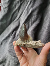 Charger l'image dans la galerie, Quartz fumé et Feldspath (Pierre de Lune) de Madagascar pierre de collection