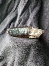 Charger l'image dans la galerie, Quartz fumé et Feldspath (Pierre de Lune) de Madagascar pierre de collection