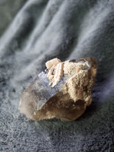 Charger l'image dans la galerie, Quartz fumé et Feldspath (Pierre de Lune) de Madagascar pierre de collection