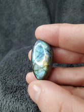 Charger l'image dans la galerie, Labradorite de Madagascar cabochon