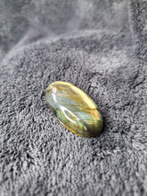 Charger l'image dans la galerie, Labradorite de Madagascar cabochon