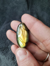 Charger l'image dans la galerie, Labradorite de Madagascar cabochon