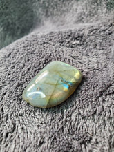 Charger l'image dans la galerie, Labradorite de Madagascar cabochon