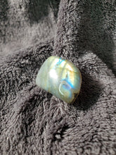 Charger l'image dans la galerie, Labradorite de Madagascar cabochon