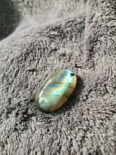 Charger l'image dans la galerie, Labradorite de Madagascar cabochon