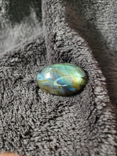 Charger l'image dans la galerie, Labradorite de Madagascar cabochon