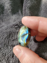 Charger l'image dans la galerie, Labradorite de Madagascar cabochon