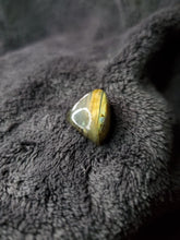 Charger l'image dans la galerie, Labradorite de Madagascar cabochon