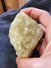 Charger l'image dans la galerie, Fluorite de Fontsante France pierre de collection