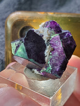 Charger l'image dans la galerie, Fluorite violette Parquet Pattern et Quartz de Namibie pierre de collection