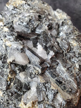 Charger l'image dans la galerie, Quartz et Tourmaline noire de France pierre de collection