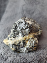 Charger l'image dans la galerie, Quartz et Tourmaline noire de France pierre de collection