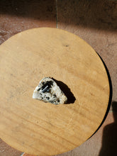 Charger l'image dans la galerie, Ferro Actinolite sur matrice (Pakistan) pierre de collection