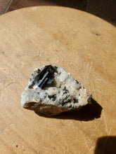 Charger l'image dans la galerie, Ferro Actinolite sur matrice (Pakistan) pierre de collection