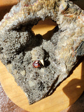 Charger l'image dans la galerie, Grenat Almandin (Pakistan) pierre de collection