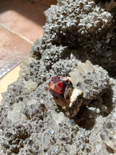 Charger l'image dans la galerie, Grenat Almandin (Pakistan) pierre de collection