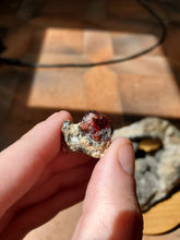 Charger l'image dans la galerie, Grenat Almandin (Pakistan) pierre de collection