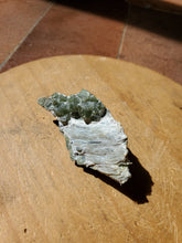 Charger l'image dans la galerie, Grenat Démantoïde (Pakistan) pierre de collection