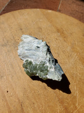 Charger l'image dans la galerie, Grenat Démantoïde (Pakistan) pierre de collection