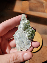 Charger l'image dans la galerie, Grenat Démantoïde (Pakistan) pierre de collection