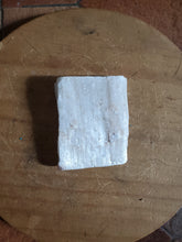 Charger l'image dans la galerie, Gypse fibreux pierre brute