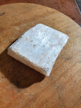 Charger l'image dans la galerie, Gypse fibreux pierre brute