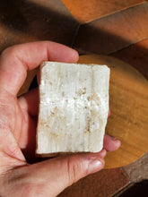Charger l'image dans la galerie, Gypse fibreux pierre brute