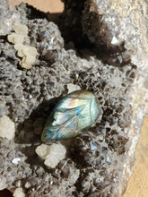 Charger l'image dans la galerie, Cabochon Labradorite gravée