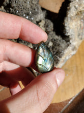 Charger l'image dans la galerie, Cabochon Labradorite gravée