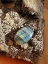 Charger l'image dans la galerie, Cabochon Oeil de Faucon