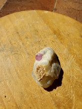 Charger l'image dans la galerie, Spinelle sur Quartz (Afghanistan) pierre de collection