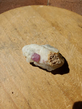 Charger l'image dans la galerie, Spinelle sur Quartz (Afghanistan) pierre de collection