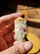 Charger l'image dans la galerie, Spinelle sur Quartz (Afghanistan) pierre de collection