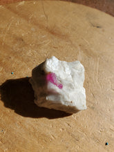 Charger l'image dans la galerie, Rubis et pyrite sur calcite (Afghanistan) pierre de collection