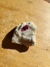 Charger l'image dans la galerie, Rubis et pyrite sur calcite (Afghanistan) pierre de collection