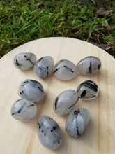 Charger l'image dans la galerie, Quartz Tourmaline pierres roulées